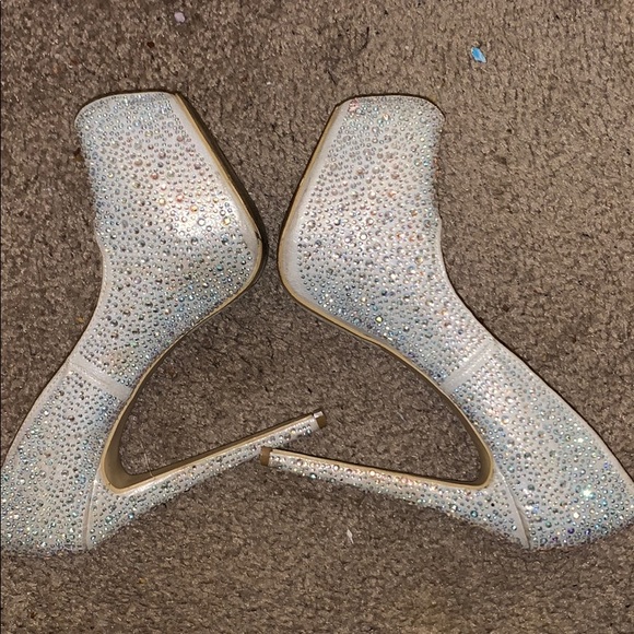 Charlotte Russe Silver Jeweled Shoes Size 8 - Picture 6 of 7